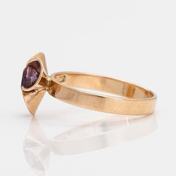 Elis Kauppi, a 14K gold ring with an amethyst. Kupittaan Kulta, Turku 1976.