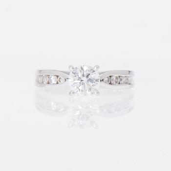RING, briljantslipade diamanter, platina.