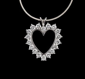 975. HÄNGSMYCKE, 18 briljantslipade diamanter, infattade i ett hjärta, tot. ca 2.50 ct.