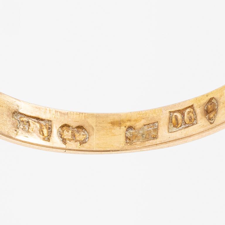 Ring, 18K guld med mindre briljantslipad diamant.