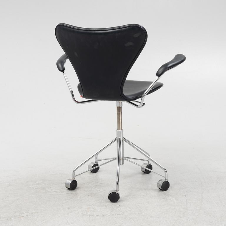 A 'Series 7' office chair by Arne Jacobsen for Fritz Hansen, Denmark.