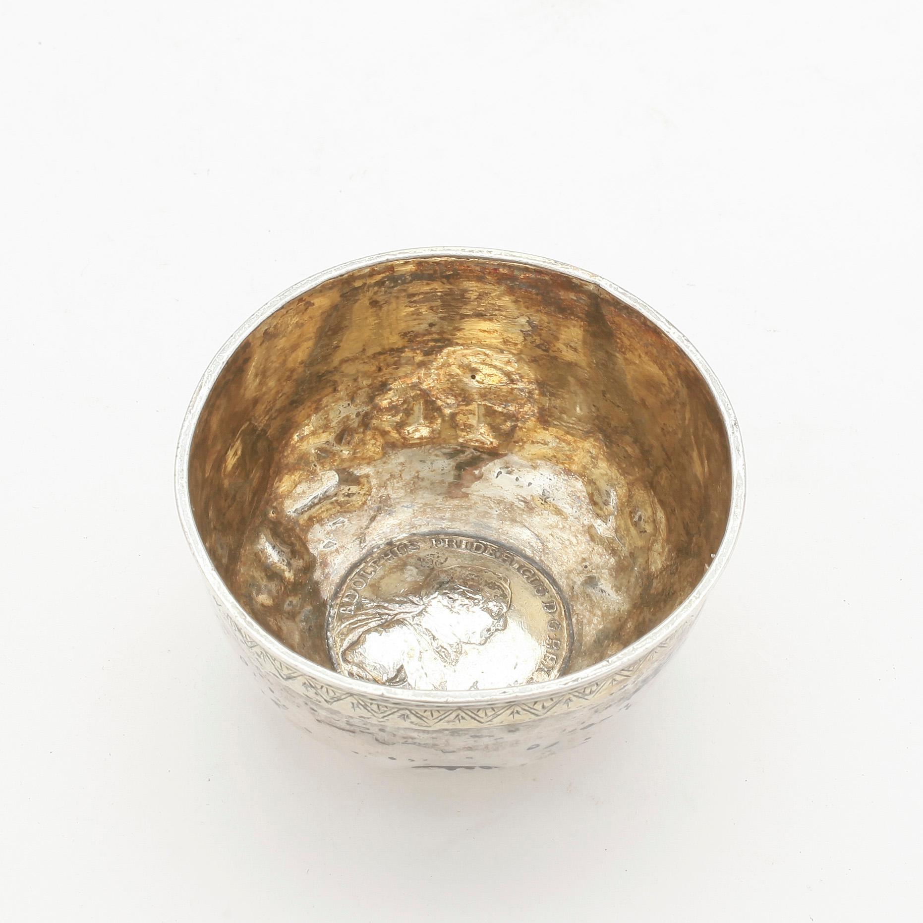 TUMLARE, silver, otydlig mästarstämpel, Stockholm, daterad 1775. Vikt ca 35g.