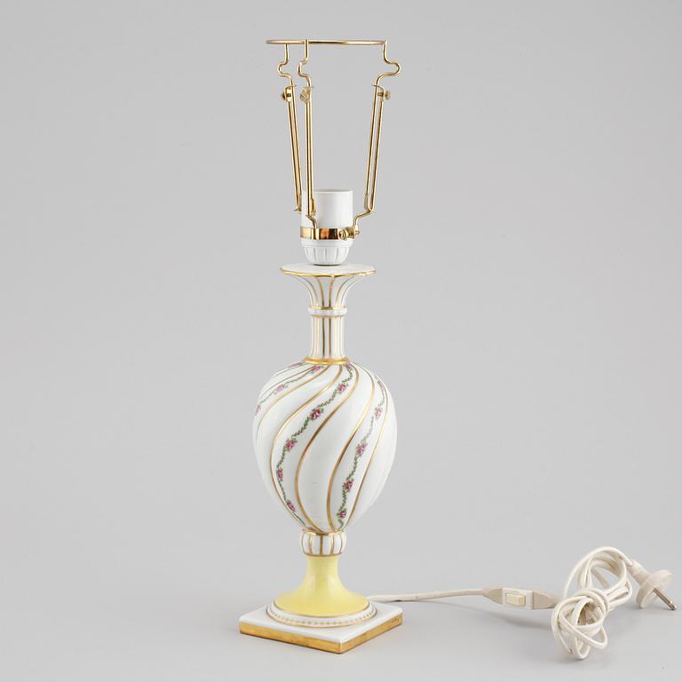A table lamp in porcelain by Richard Ginori from 20th century Italy.