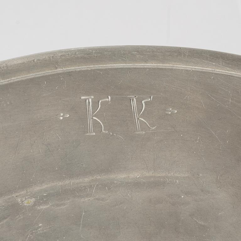 A presumably German baroque pewter charger, early 18th century.