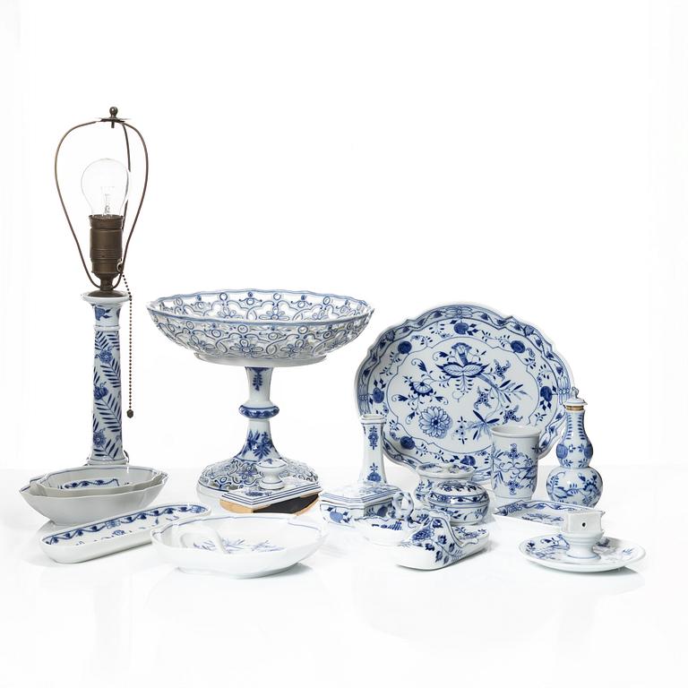 Meissen, a set of nineteen porcelain parts, 'Zwiebelmuster/Blue Onion', Germany.