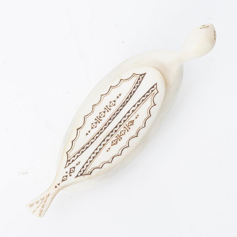 Lars Levi Sunna, box in the shape of a ptarmigan, signed.