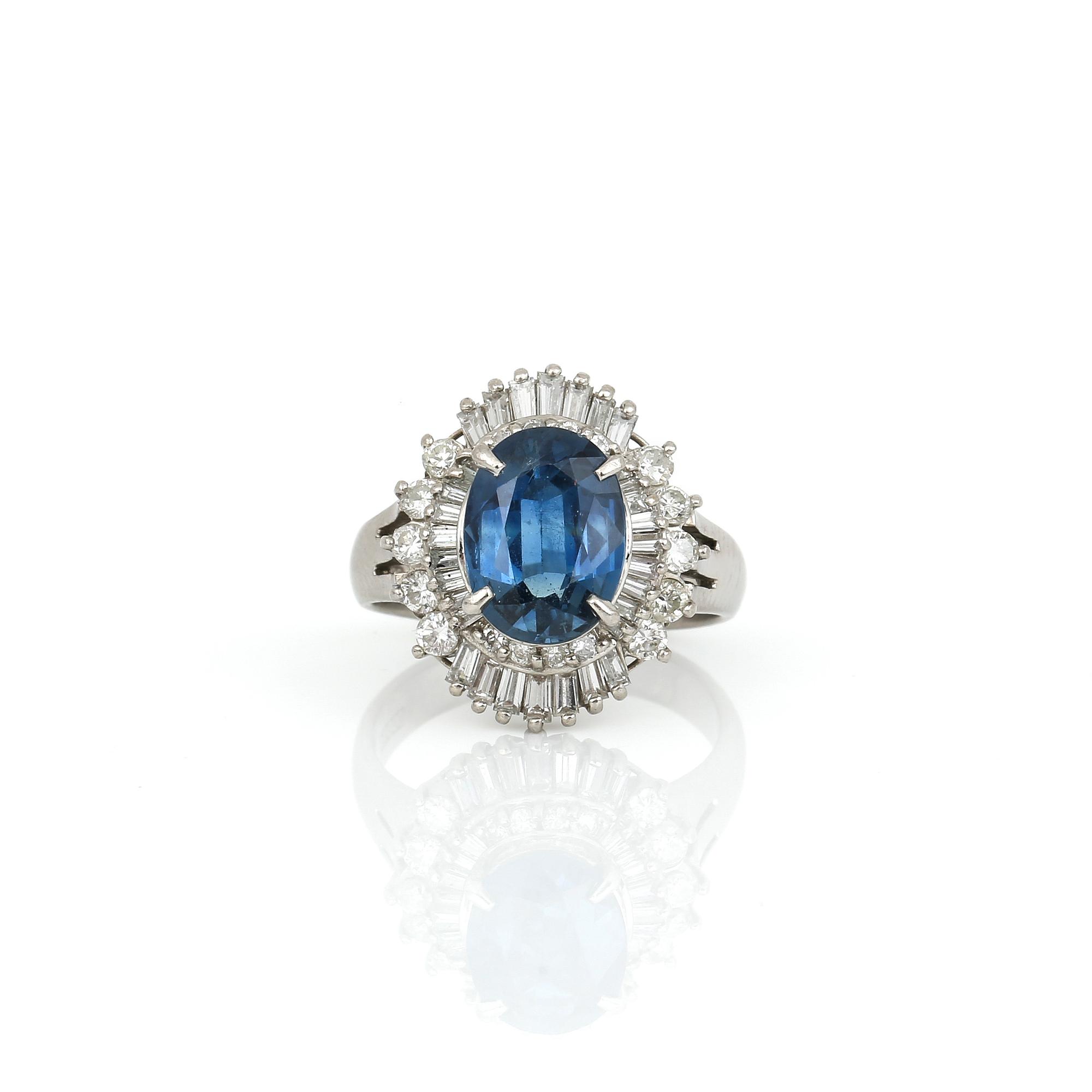 RING, platina med ovalslipad safir, ca 2,71 ct och diamanter, tot ca 1,04 ct. Total vikt ca  9,72 g.