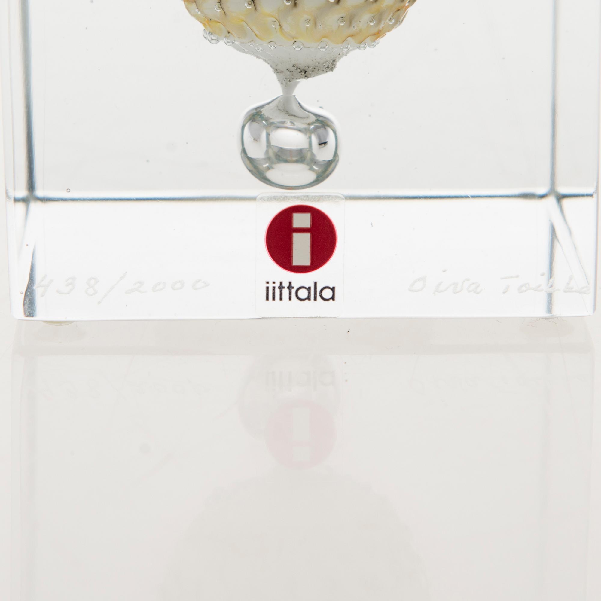 OIVA TOIKKA, An annual glass cube, signed Oiva Toikka Nuutajärvi 2009 and numbered 438/2000.