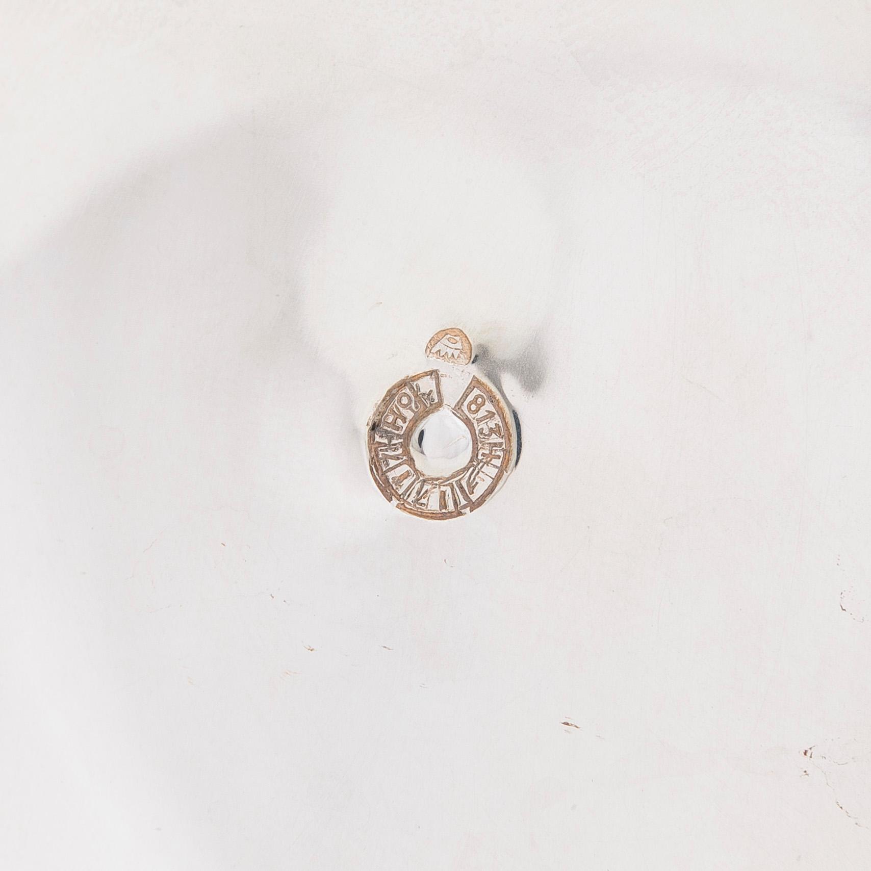 Ljusstake, silver, Kaj Blomqvist, Kultakeskus Tavastehus 1967 och kanna, silver, teak, Hopeatehdas Oy, Helsingfors 1962.