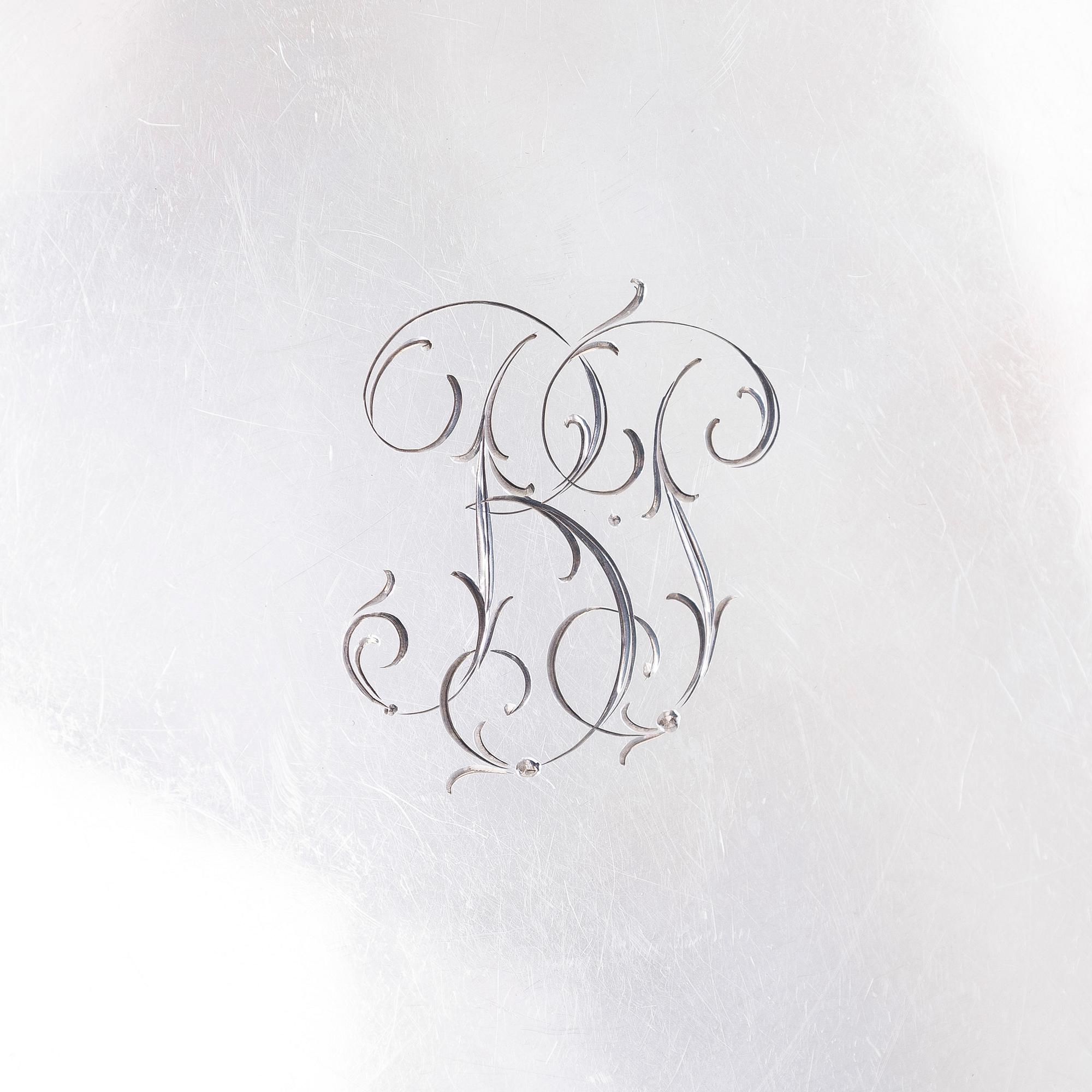 Uppläggningsfat, 4 st, och skålar, 2 st, silver, svenska, danska och finska stämplar 1918-1948, samt försilvrad coaster.