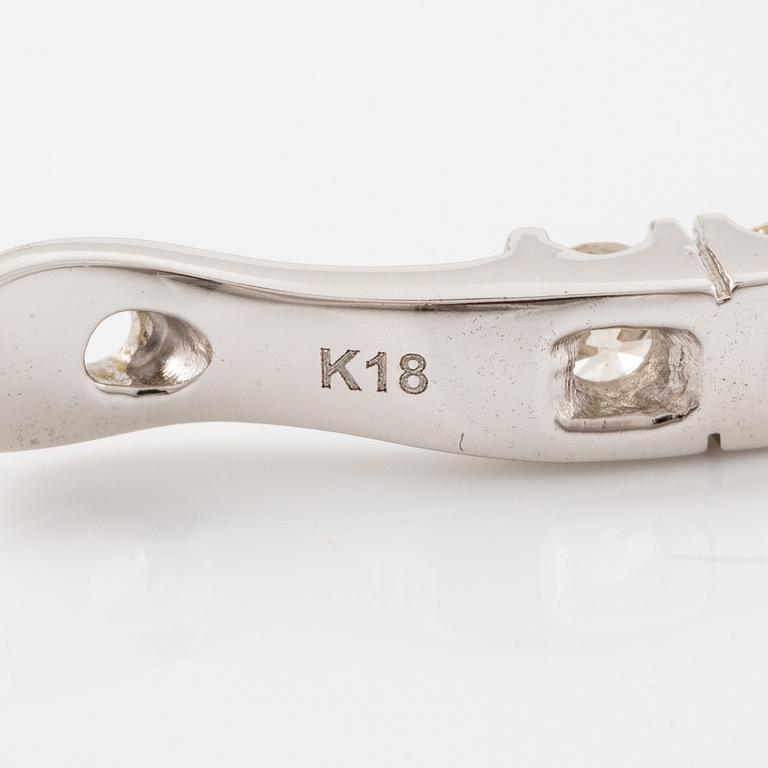 Örhängen, ett par, kreoler 18K vitguld med briljantslipade diamanter.