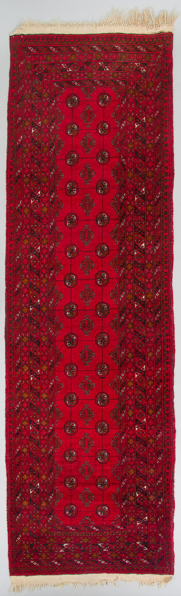 An Oriental runner, approx. 285 x 86 cm.