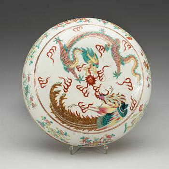 A large enamelled box with cover, late Qing dynasty/early 20th Century.