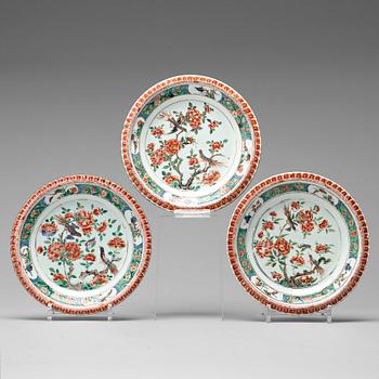 694. Three famille verte 'pie crust' plates, Qing dynasty, Kangxi (1662-1722).