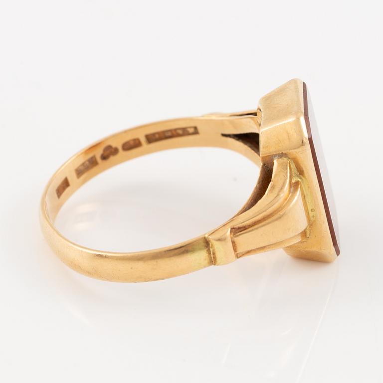 Ring 18K gold with carnelian.