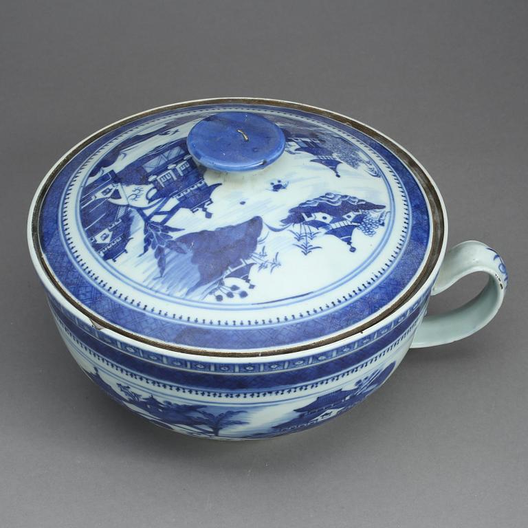 POTTA MED LOCK, porslin, Kina, Jiaqing (1796-1820).