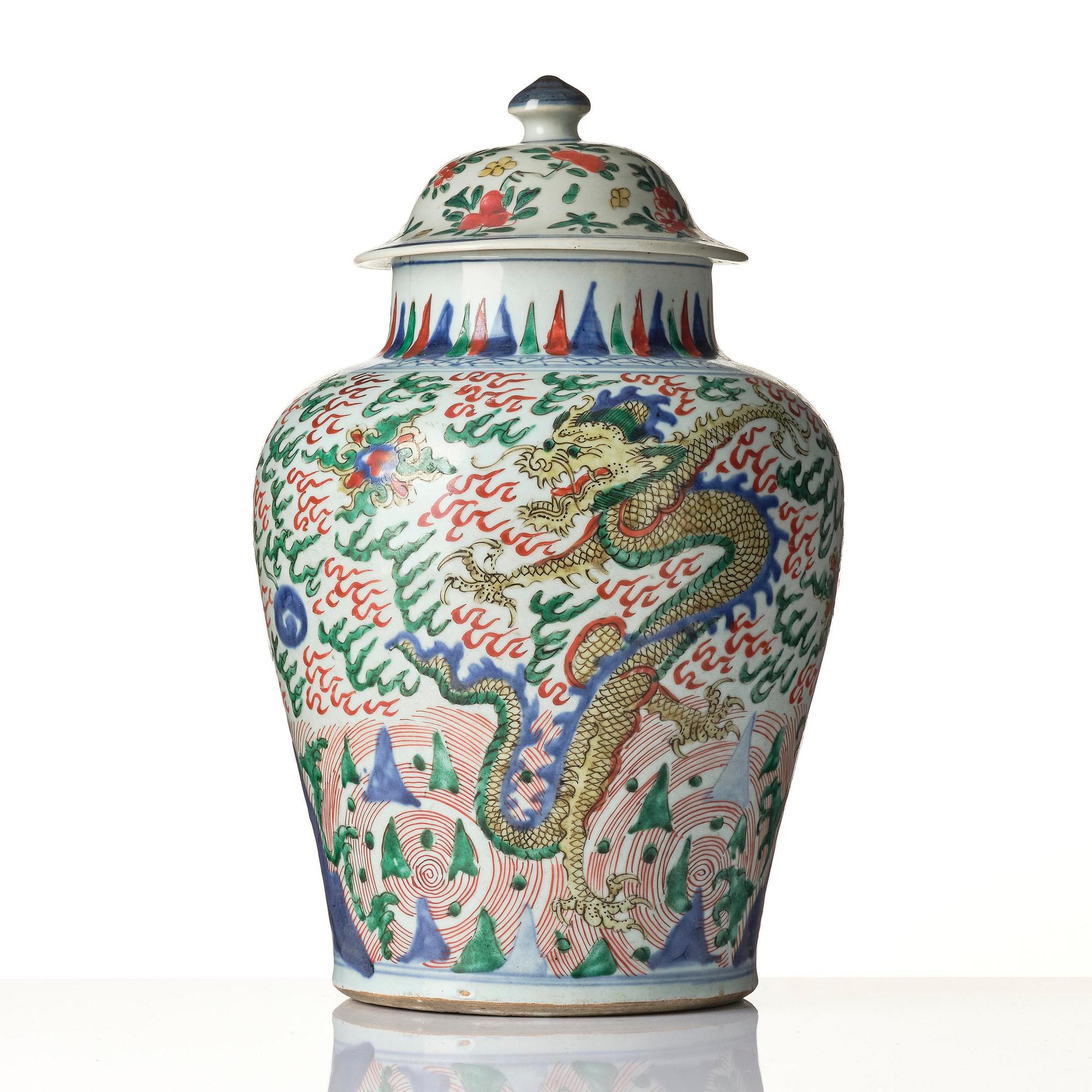 A wucai dragon vase, Transition, 17th century.