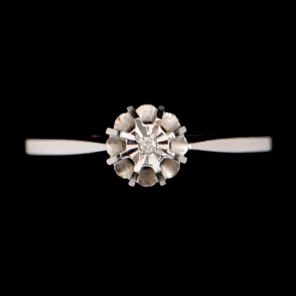 SMYCKEN, 3 delar, 18 k vitguld, mindre diamanter, total vikt ca 7 g.