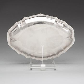 An English 18th century silver serving plate, Parker & Wakelin, London 1767.