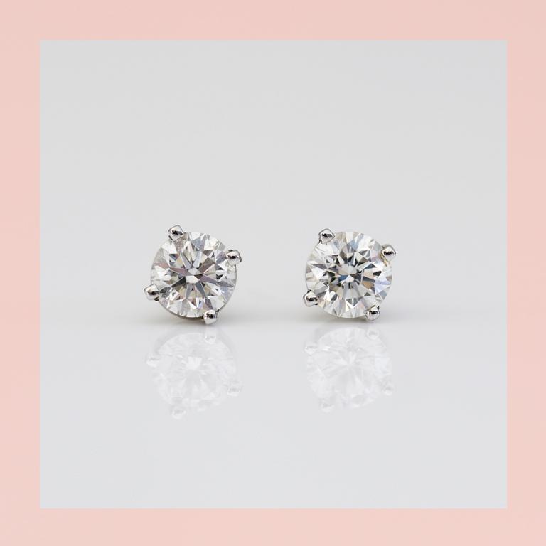 ÖRHÄNGEN, ett par, 18K vitguld med 2 briljantslipade diamanter tot ca 0,90ct. Kvalité ca H-I/VS+.