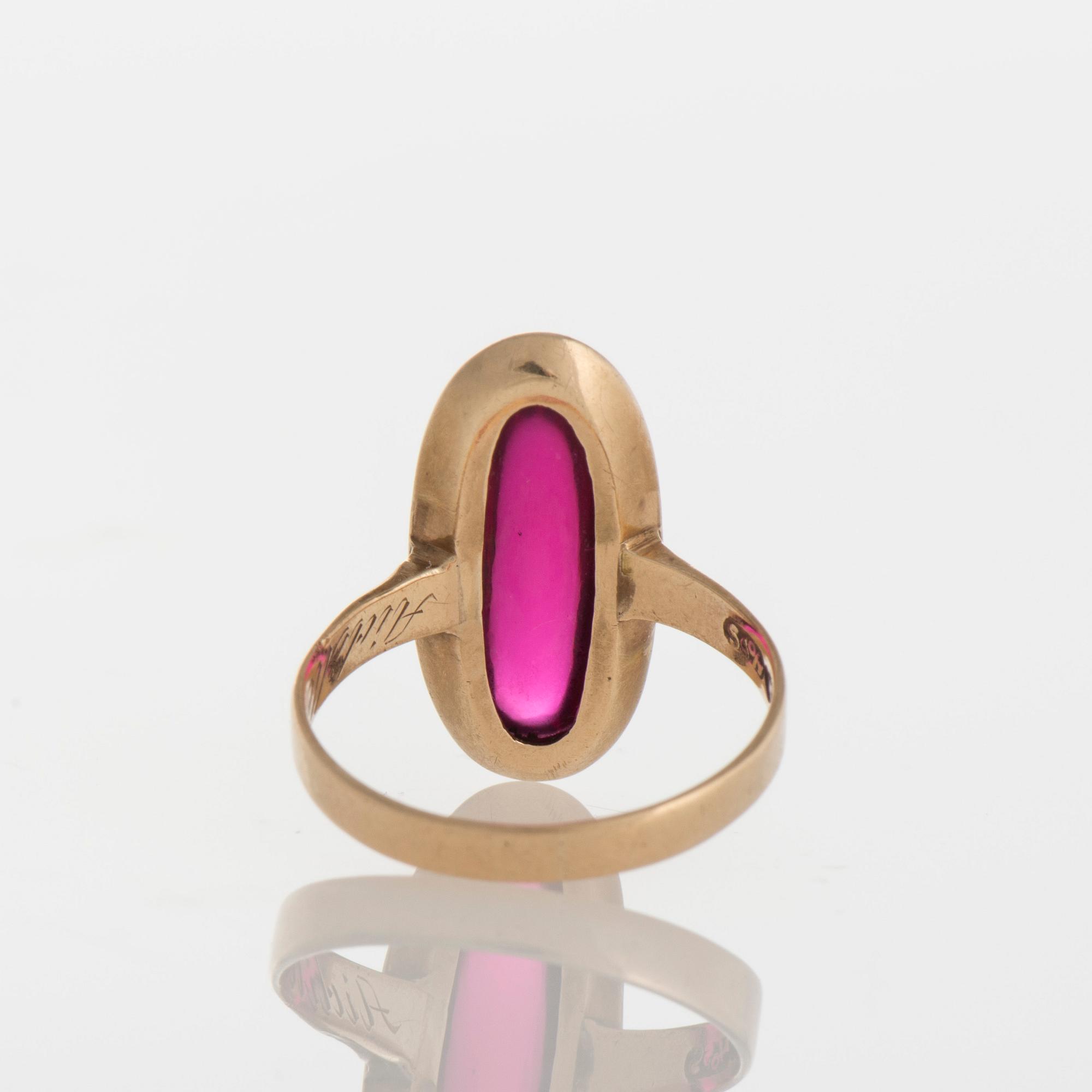RING, röd syntetisk spinel, 14K guld. Sormus Oy, Lahti 1958.