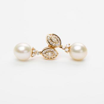 ÖRHÄNGEN, ett par, 18K guld med South Sea pärlor samt olikslipade diamanter ca 0.60 ct.