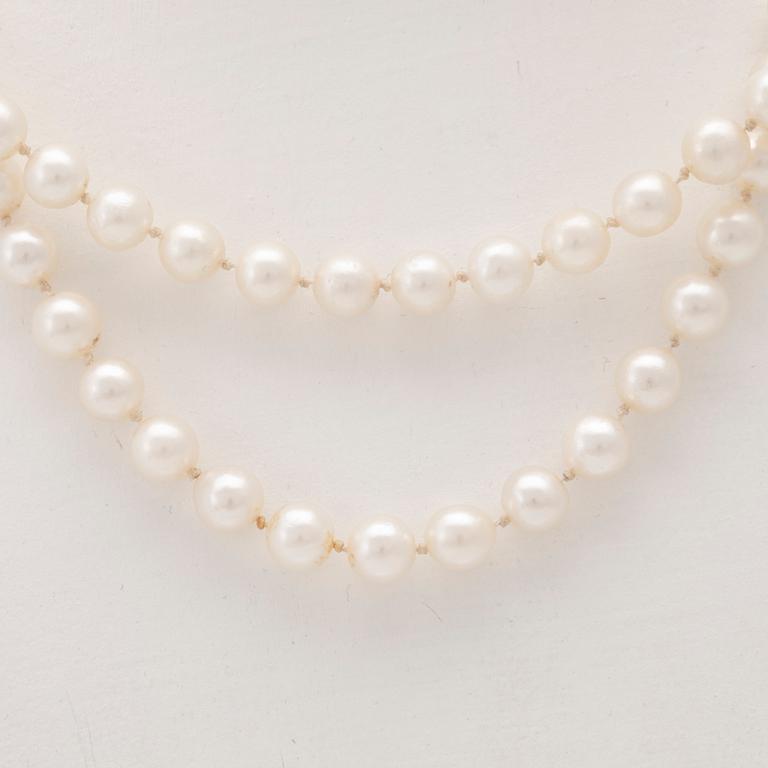 A necklace with cultured pearls and clasp in 18K white gold with round brilliant-cut diamonds, Hellström & Åhrling 1981.