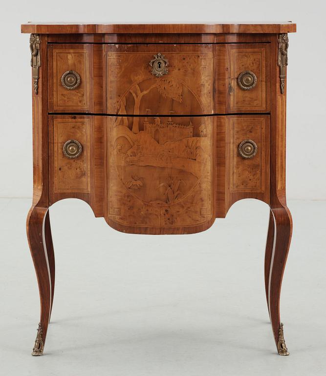 BYRÅ, Louis XVI-stil, omkring sekelskiftet 1900.