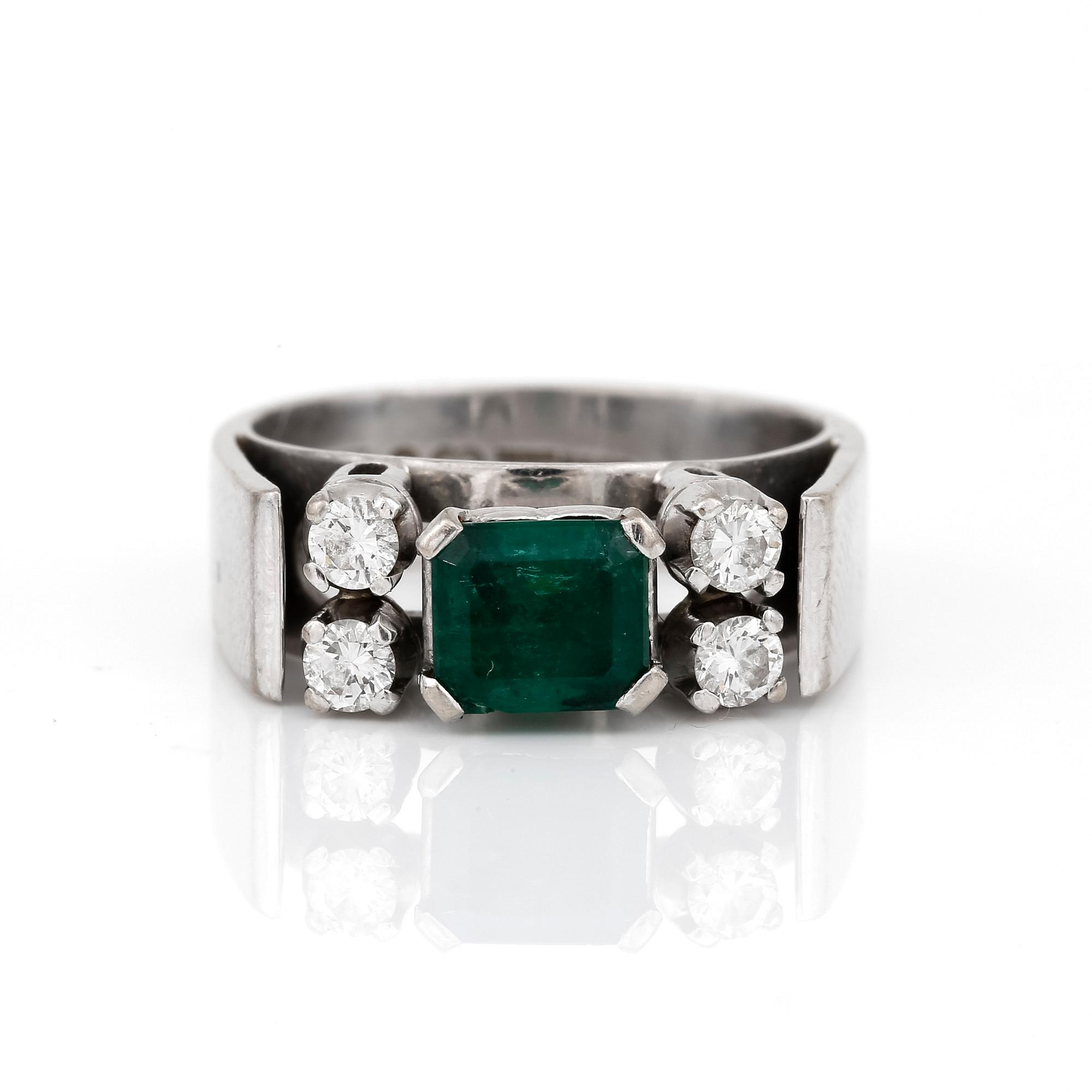 RING med smaragdslipad smaragd, ca 0,56 ct och briljantslipade diamanter, totalt ca 0,20 ct.