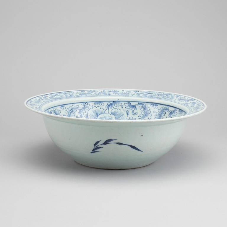 WASH BASIN, porcelain, China, 19th century.