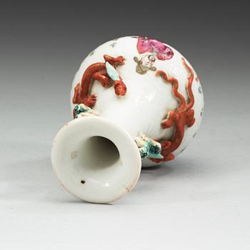 A famille rose dragon vase. Qing dynasty 19th century.