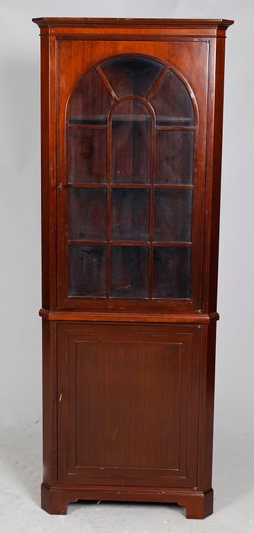 HÖRNVITRINSKÅP, England, 1900-tal.