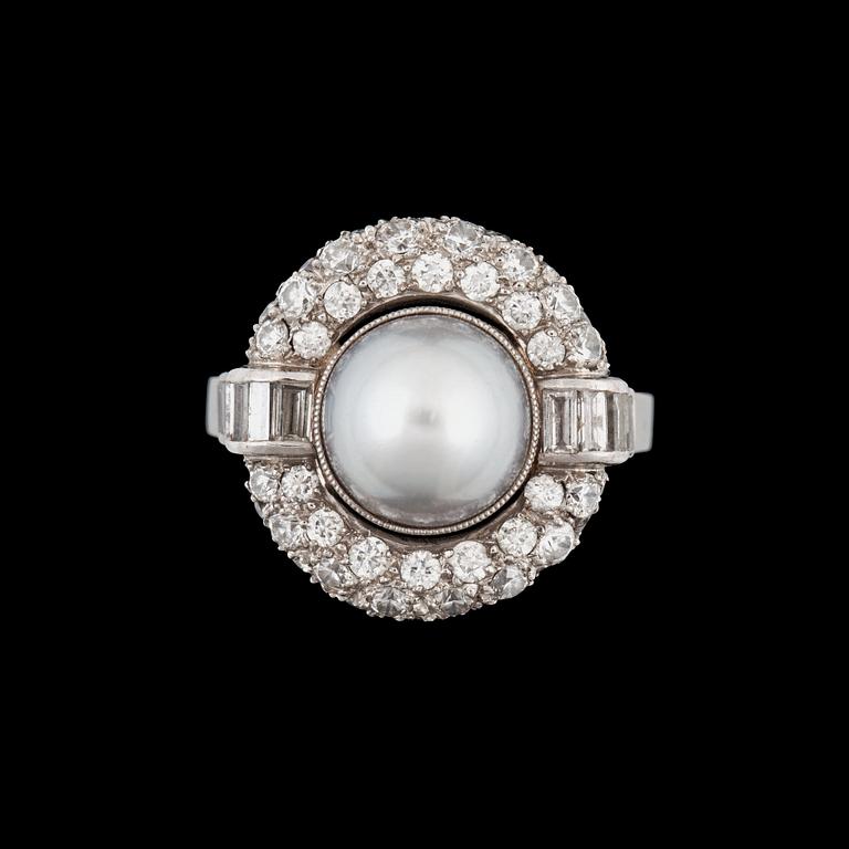 RING med grå odlad halvpärla samt 64 st briljant-, åttkant- samt baguetteslipade diamanter totalt ca 1.50 ct.