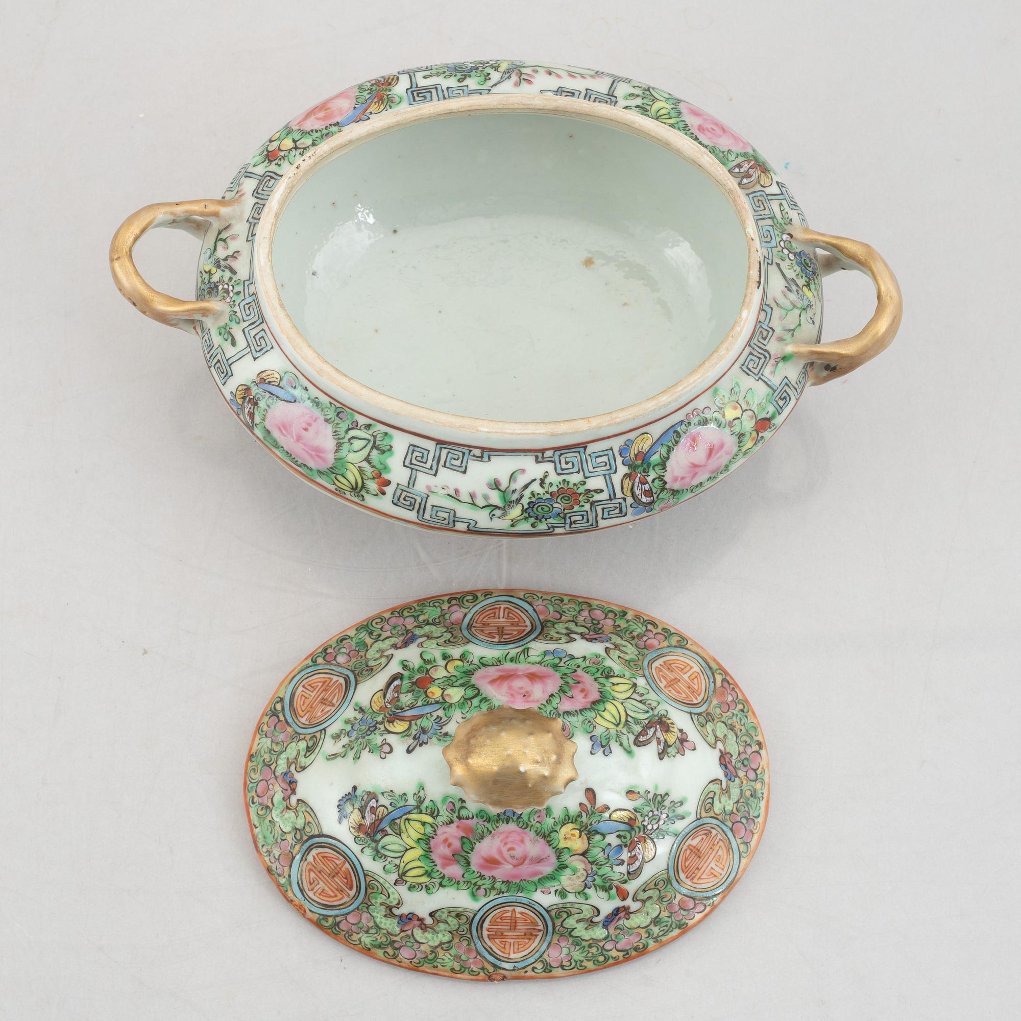 Five pieces of Canton Rose medallion porcelain, China, Qingdynasty, 18th century.