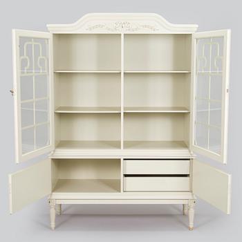 Matsalsskåp, gustaviansk stil, 1900-talets andra hälft.