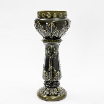 A  ceramic pedestal with flowerpot from around the year 1900.