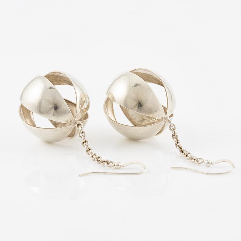 Elis Kauppi, örhängen, ett par, silver, Kupittaan Kulta, Åbo 1967.
