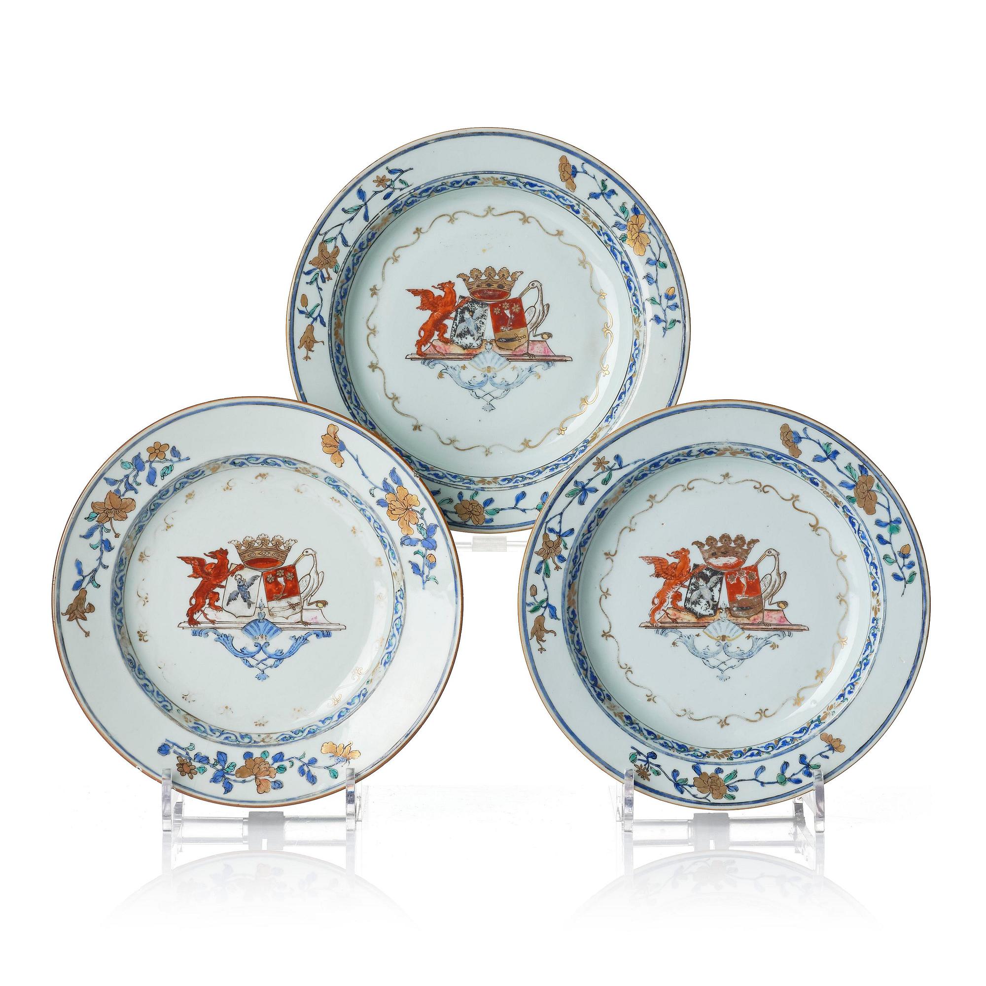 Tallrikar, tre stycken, porslin. Qingdynastin, Yongzheng (1723-35).