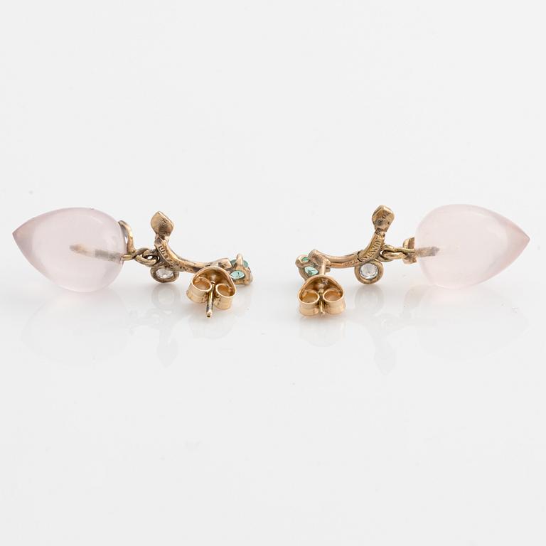 Earrings with drop-shaped rose quartz, emeralds, and brilliant-cut diamonds.