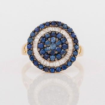 RING, 18K guld, diamanter tot ca 0.31 ct. och safirer tot ca 1.26 ct.