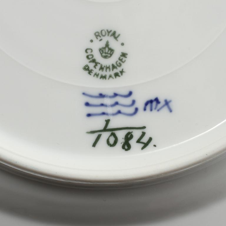 TALLRIKAR, 8 st, samt DJUPA TALLRIKAR, 6 st, porslin, "Musselmalet", Royal Copenhagen, Danmark, 1900-tal.