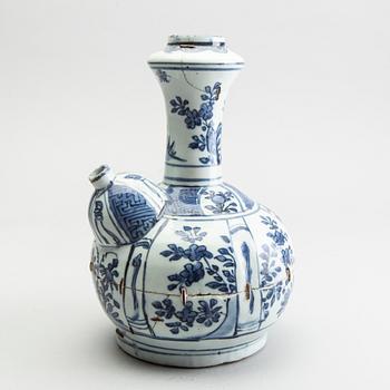 A blue and white kraak kendi, Ming dynasty (1368-1644).