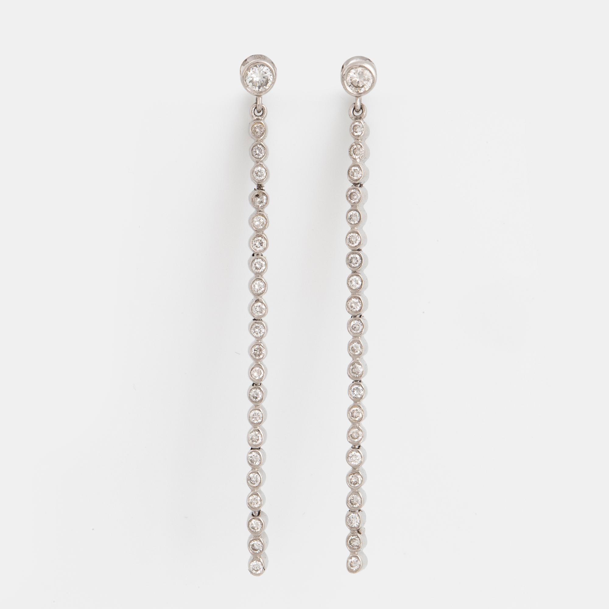 Briliant-cut diamond line earrings.