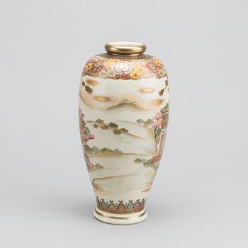 A Japnaese Satsuma porcelain vase 20th century.