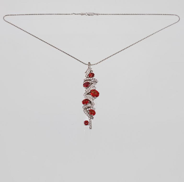 HÄNGE, 18K vitguld med 6 safirer samt briljantslipade diamanter, Alessandria, Italien. Vikt 18,6 gram.