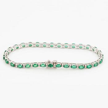 Armband, 18K vitguld ovala smaragder och briljantslipade diamanter.