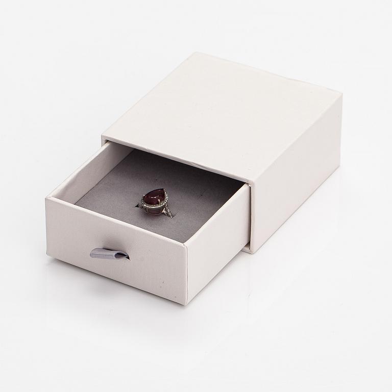 Ring, 14K vitguld, turmalin och diamanter ca 0.44 ct tot.