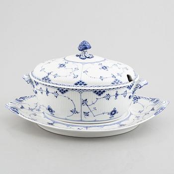 A 'Blue Fluted Half Lace' /'Musselmalet' tureen with cover and stand, Royal Copenhagen, model 702, 600, 1898-1923.