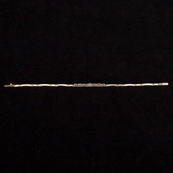 A GOLD BRACELET.