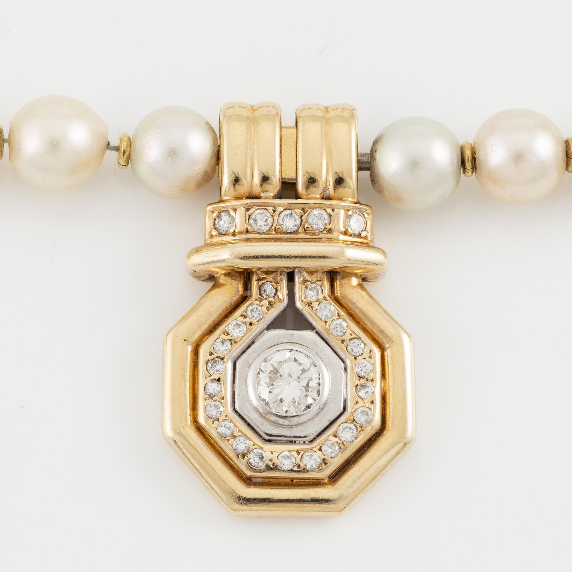 Pearl necklace with cultured pearls, pendant 14K gold set with brilliant-cut diamonds.